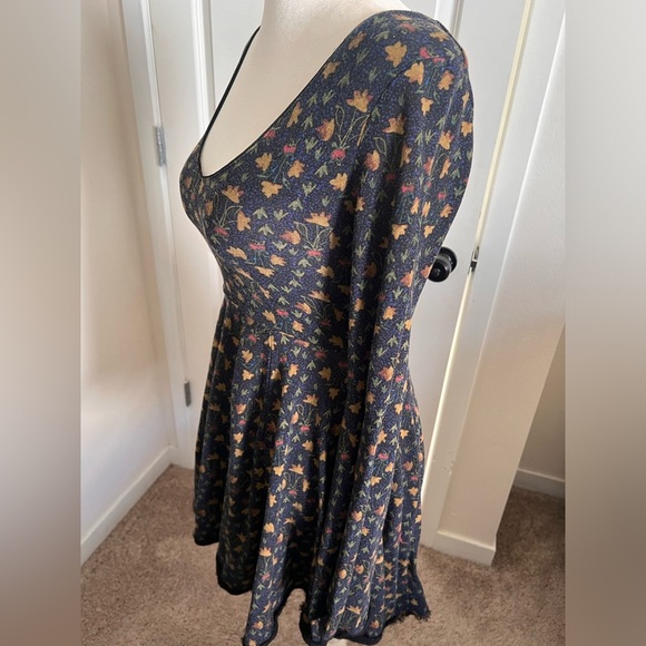 Urban Outfitters Bell Sleeved Dress, Size XS - Picture 4 of 6